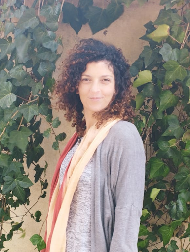 Retrato de Aitana Dasí, terapeuta holística en Valencia